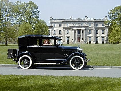 Kathy in front of the Vanderbilt Mansion